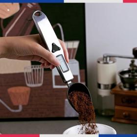 ملعقة قياس رقمية محمولة من الستانلس ستيل بسعة 500 جم ودقة 0.1 جم، مزودة بشاشة LCD لقياس مكونات الطبخ بدقة.